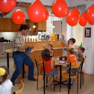 Cei mai mici dintre orădeni, invitaţi să sărbătorească Ziua Copilului, la grădiniţa Casa Minunată
